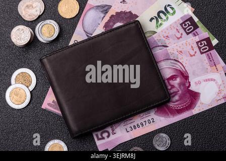 Messico, peso messicano, cartamoneta e monete, finanziamento e scambio di materie prime, commercio. Valuta messicana come sfondo per il tuo progetto Foto Stock