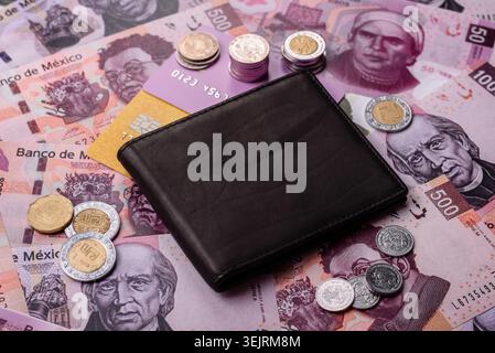 Messico, peso messicano, cartamoneta e monete, finanziamento e scambio di materie prime, commercio. Valuta messicana come sfondo per il tuo progetto Foto Stock