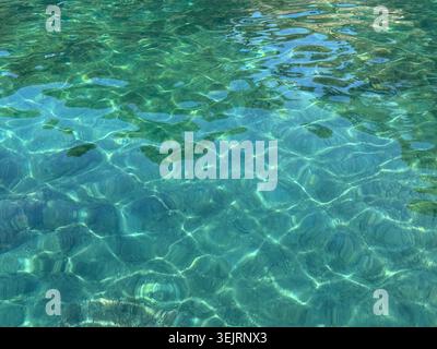 Acqua cristallina mozzafiato del Mar Mediterraneo Foto Stock