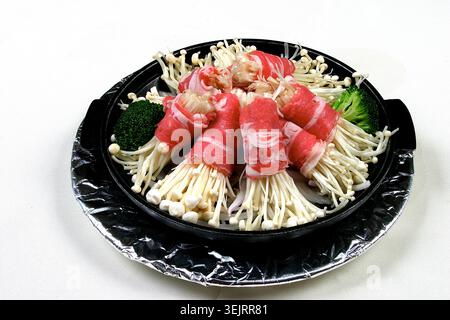 Involtini di manzo Teppanyaki con funghi Enoki Foto Stock
