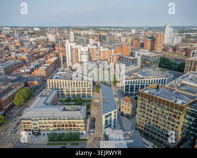 Centro città di Leeds, West Yorkshire, Inghilterra. Vista aerea che mostra lo skyline moderno della città, il distretto commerciale e i monumenti iconici. Foto Stock