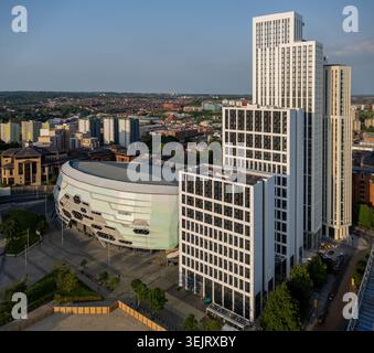 Leeds, West Yorkshire, Inghilterra. Vista a droni sul vivace centro città con architettura moderna e lo skyline dello Yorkshire. Foto Stock