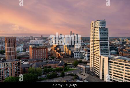 Centro città di Leeds, West Yorkshire, Inghilterra. Vista aerea con drone al tramonto che mostra lo skyline moderno della città nella calda luce serale. Foto Stock