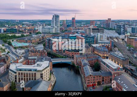 Centro città di Leeds, West Yorkshire, Inghilterra. Veduta aerea panoramica del cuore commerciale fiorente dello Yorkshire. Foto Stock