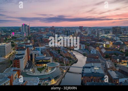 Centro città di Leeds, West Yorkshire, Inghilterra. Veduta aerea panoramica del cuore commerciale fiorente dello Yorkshire. Foto Stock