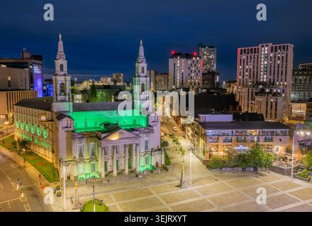 Centro città di Leeds di notte, West Yorkshire, Inghilterra. Veduta aerea che mostra la Sala Civica di Leeds illuminata sopra lo skyline della città. Foto Stock