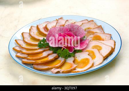 Involtini di filetto di maiale con tuorlo d'uovo rivestiti con guarnizione Foto Stock
