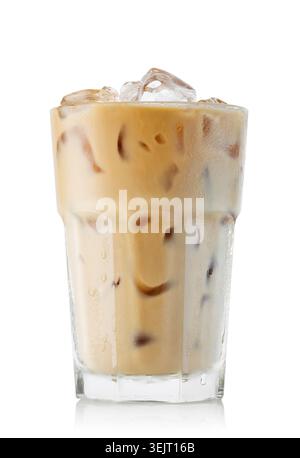 Caffè ghiacciato con latte in vetro con condensa isolata su sfondo bianco. Il file contiene il percorso di ritaglio Foto Stock