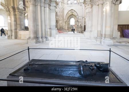 Lapide romanica in bronzo dell'Arcivescovo di Magdeburgo Friedrich von Wettin del XII secolo, reliquia della vecchia Cathedra ottoniana, in ambulatorio di Got Foto Stock