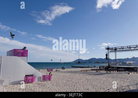 Cannes, Francia. 14 maggio 2026. Il cinema sulla spiaggia durante la 79a edizione del Festival Internazionale di Cannes il 14 maggio 2026 a Cannes, Francia. Foto Stock