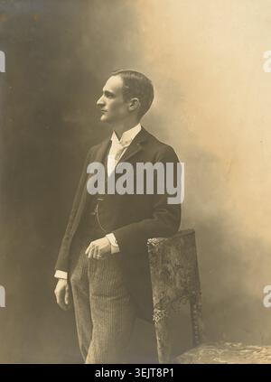 George Eastman, fine XIX secolo. Ritratto dell'innovatore americano, imprenditore e produttore George Eastman (1854-1932), in profilo. Eastman ha fondato la Eastman Kodak Company e ha contribuito a portare l'uso fotografico del film in rotolo nel mainstream. Dopo un decennio di esperimenti in fotografia, brevettò e vendette una macchina fotografica a pellicola, rendendo la fotografia amatoriale accessibile al pubblico per la prima volta. Come tesoriere e successivamente presidente della Kodak, supervisionò l'espansione della società e dell'industria cinematografica. Foto Stock