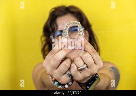 Donna con sorriso allineatore invisibile per ortodonzia Foto Stock