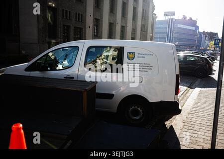 Katowice, Polonia - 3 maggio 2026: Furgone bianco del voivodato municipale della Slesia parcheggiato in una strada soleggiata a Katowice, Polonia, che riflette il bui circostante Foto Stock