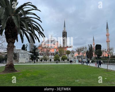 La Moschea del Sultano Ahmed, conosciuta come la Moschea Blu, è una moschea storica a Istanbul di notte dopo la pioggia, Turchia, quartiere di Sultanahmet Foto Stock