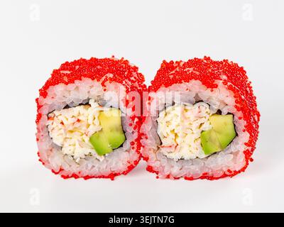Primo piano di due rotoli californiani con granchio, avocado e vivace tobiko rosso. Foto minimalista con illuminazione brillante su sfondo bianco. Ideale f Foto Stock