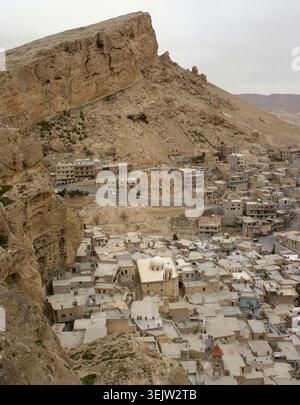 Maaloula, Siria, 1999. Città costruita sul fianco aspro della montagna. Villaggio dove si parla ancora l'aramaico occidentale. Foto scattata prima della guerra civile siriana. Foto Stock