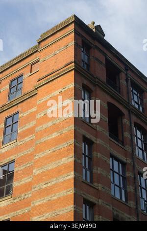 Prospettiva a basso angolo di Red Brick Victorian Mill Corner Foto Stock
