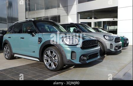 Tavagnacco, Italia. 21 gennaio 2023. Le nuovissime Mini cooper S sono esposte fuori dal concessionario ufficiale. Foto Stock