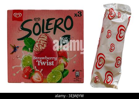 Scatola di gelati Solero Strawberry Twist, gelati isolati su sfondo bianco Foto Stock