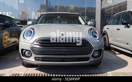 Tavagnacco, Italia. 18 marzo 2023. Vista anteriore della nuova Mini Cooper elettrica grigia in mostra all'esterno della concessionaria ufficiale Foto Stock