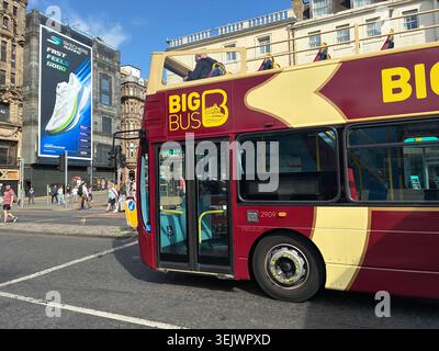 Edimburgo Scozia Regno Unito - autobus scoperto a due piani Big Bus che offre tour turistici della città visti a Princes Street Edimburgo nel maggio 2026 Foto Stock