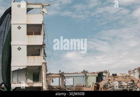 Bangkok, Tailandia - 30 maggio 2026 - la silhouette dura di un edificio parzialmente demolito si erge contro un cielo morbido e nuvoloso come un monu toccante Foto Stock