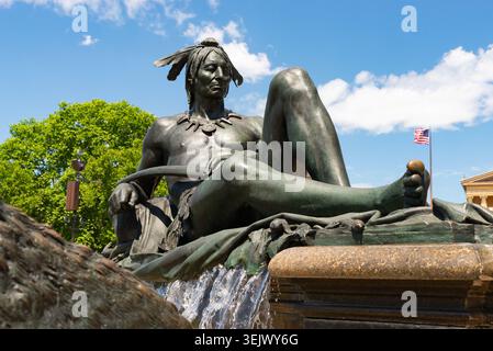 Philadelphia, Pennsylvania - Stati Uniti - 28 maggio 2026: Il Washington Monument di Rudolf Siemering, dedicato nel 1897, all'Eakins Oval di Philade Foto Stock