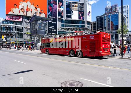Un iconico autobus rosso City Sightseeing Toronto a due piani a Yonge Dundas Square (rinominata Sankofa Square), Toronto, Canada Foto Stock