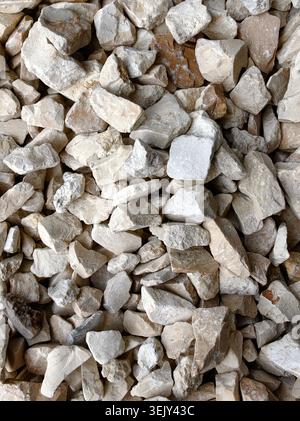 Texture decorativa in pietre colorate. Miscela di trucioli di ghiaia minerale frantumata Foto Stock