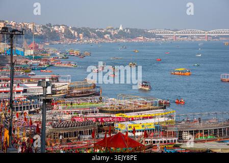 Varanasi, India – 8 febbraio 2026: Un gruppo di barche e motoscafi lungo i ghat sulle rive del Gange Foto Stock
