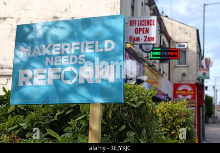 Reform UK “Makerfield Needs Reform” (la riforma di Makerfield ha bisogno di riforme) su Bolton Road, Ashton-in-Makerfield, durante la campagna elettorale suppletiva del 2026. Foto Stock