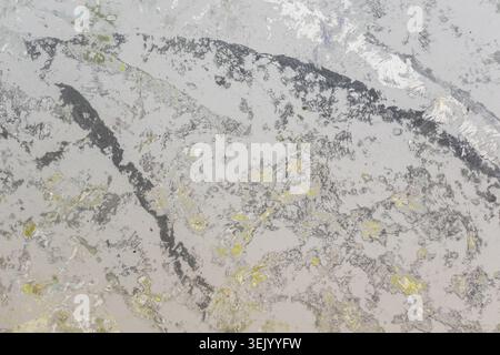 Superficie astratta rivelata dopo aver levigato il pavimento di un vecchio studio che mostra strati di vernice nascosti texture intemprate e tracce di lavoro creativo con una montagna Foto Stock