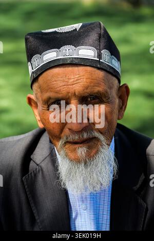 Samarcanda, Uzbekistan - 13 aprile 2026: Uomo uzbeko anziano con barba bianca che indossa un tradizionale ritratto del berretto Doppi. Foto Stock