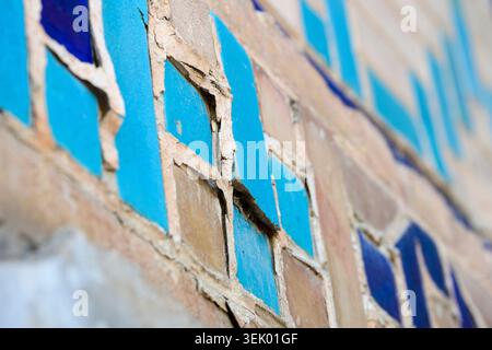 Dettaglio delle piastrelle a mosaico spezzato sulla Madrasa di Ulug Beg in Piazza Registan, Samarcanda, Uzbekistan Foto Stock
