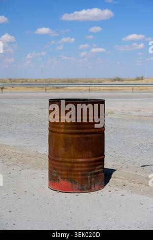 Rusty Old Oil Barrel o Drum alla stazione di benzina aa sull'autostrada A380 in Uzbekistan Foto Stock