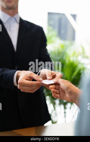 L'addetto alla reception consegna la chiave elettronica al primo piano degli ospiti dell'hotel Foto Stock