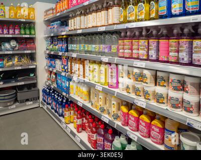 Vescovato, Italia - 2 dicembre 2025 Un'ampia selezione di liquidi, spray e detergenti per la pulizia sono ordinatamente disposti sugli scaffali dei negozi, presentando un Foto Stock