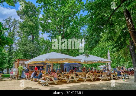 Piccoli caffè e bancarelle di cibo di strada nel parco di Dobrodruzny, il parco di Dobrodruzny è un ottimo luogo per mangiare cibo da caffè e vedere gli animali del fiume, Praga Foto Stock
