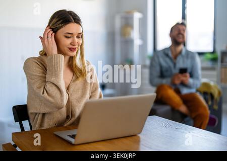 Imprenditrice di successo che gestisce il suo business online da casa, guidando con fiducia Foto Stock