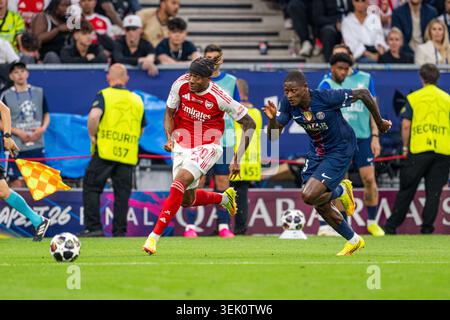 L'attaccante dell'arsenale Noni Madueke (20) e il difensore del Paris Saint-Germain (PSG) Nuno Mendes (25) durante la finale di calcio della UEFA Champions League tra il Paris Saint-Germain (PSG) e l'Arsenal FC alla Puskas Arena di Budapest, Ungheria, il 30 maggio 2026. Foto di Alexis Jumeau/ABACAPRESS.COM Foto Stock
