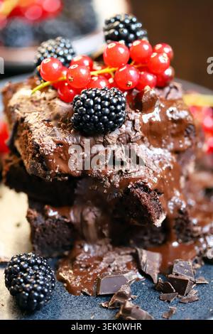 brownie con cioccolato e frutti di bosco Foto Stock