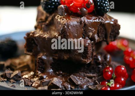 brownie con cioccolato e frutti di bosco Foto Stock