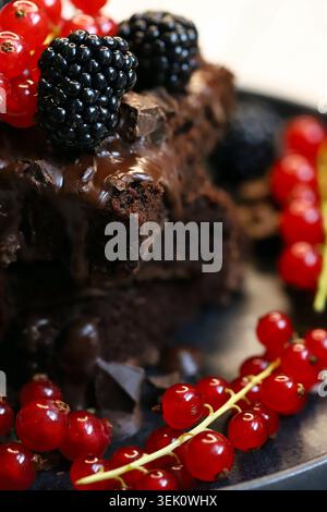 brownie con cioccolato e frutti di bosco Foto Stock