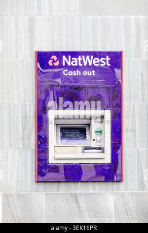 Bancomat NatWest e bancomat con marchio presso la filiale esterna della banca nel Regno Unito Foto Stock