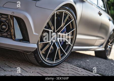 Roma, italia 29 maggio 2026: Ruota audi rs6 Avant color grigio opaco con cerchione in lega nera, pneumatico pirelli e pinza del freno blu sorprendente — lusso e prestazioni elevate Foto Stock