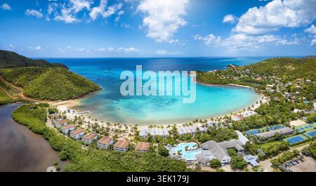 Vista aerea panoramica della spiaggia di Carlisle Bay con lussureggiante foresta pluviale e mare turchese e smeraldo, Antigua e Barbuda, Caraibi Foto Stock
