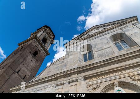 Siviglia, Siviglia - Spagna? 04-19-2024: Primo piano del campanile del Turiner Dom contro un cielo blu vivace, che mostra la bellezza architettonica. Foto Stock