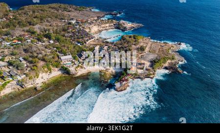 Panorama aereo della penisola tropicale con scogliere e oceano turchese Foto Stock