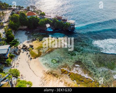 Vista aerea della penisola tropicale con scogliere e oceano turchese Foto Stock