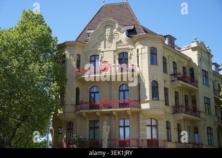 Berlino, Germania - 29 maggio 2026: Storico edificio Art Nouveau a Kurfuerstendamm, costruito nel 1904 da Hugo Tietz per August Aschinger, vista sulla facciata. Foto Stock